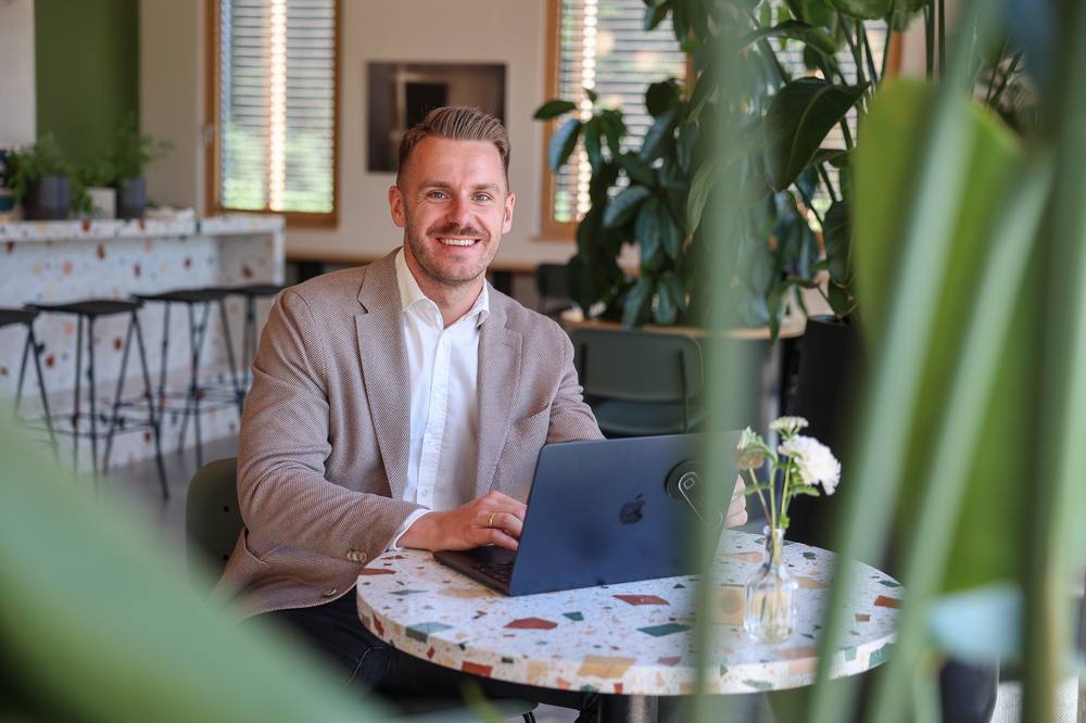 Dominik Sinzinger arbeitet am Laptop