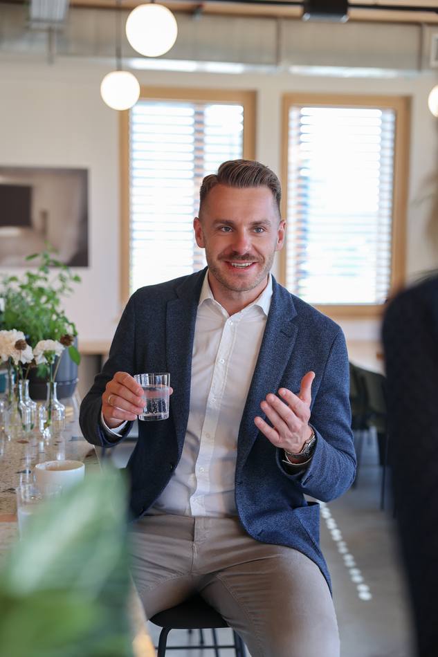 Dominik Sinzinger im Kundengespräch